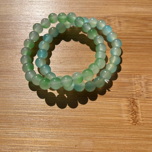 Hand Crafted Green Chalcedony Beaded Stretch Bracelet - Picture 4 of 6